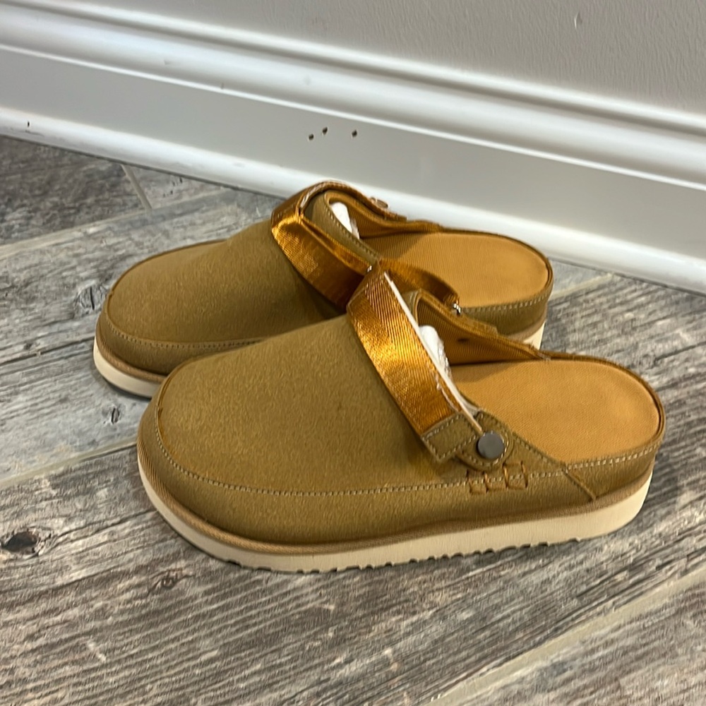 Brown fashion clog